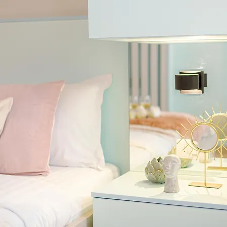 Live The - Modern Next To The Athenaeum 布加勒斯特