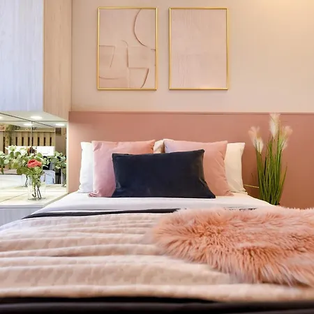 Live The - Modern Next To The Athenaeum 布加勒斯特